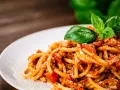 Pyszne spaghetti bolognese z mielonym mięsem, pomidorami i bazylią. Idealne pytanie: jakie mięso do spaghetti?