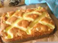 Puszyste ciasto z budyniem, z rumianymi kawałkami ciasta zatopionymi w kremowym budyniu. Idealne na deser.