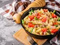 Pyszne fusilli z tuńczykiem, pomidorkami i fasolką szparagową. Idealne co na obiad, proste i szybkie danie.