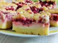 Pyszne ciasto z truskawkami i budyniem, posypane kruszonką. Idealne na letnie popołudnie.