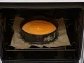 Sernik w tortownicy piecze się w piekarniku. Idealna temperatura to 170-180°C.