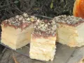 Sernik gotowany, absolutny hicior, w kawałkach z polewą czekoladową i orzechami.