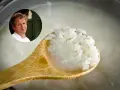 Gordon Ramsay oceniający idealnie ugotowane dania z ryżem na drewnianej łyżce.