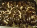 Pyszna kaszanka z piekarnika, rumiana i soczysta, zapieczona z cebulką.