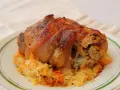 Soczysta golonka w kapuście kiszonej, pieczona do perfekcji, z chrupiącą skórką. Idealny polski obiad.