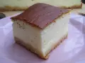 Pyszny sernik z wiaderka na różowym talerzu, z chrupiącym spodem i kremowym nadzieniem.