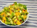 Kolorowa sałatka z mango, awokado, sałatą i czerwoną cebulą, pełna świeżości i smaku.