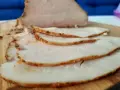 Pokrojony w plastry, aromatyczny filet z indyka na desce. Idealny na kanapki lub jako dodatek do obiadu.