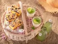 Idealne co na piknik: ciasto z jagodami, orzeźwiająca lemoniada i słomkowy kapelusz na plaży.