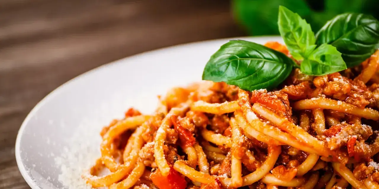 Pyszne spaghetti bolognese z mielonym mięsem, pomidorami i bazylią. Idealne pytanie: jakie mięso do spaghetti?