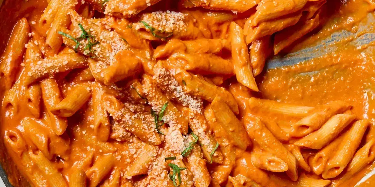 Penne alla vodka w kremowym, pomarańczowym sosie, posypane parmezanem i bazylią.