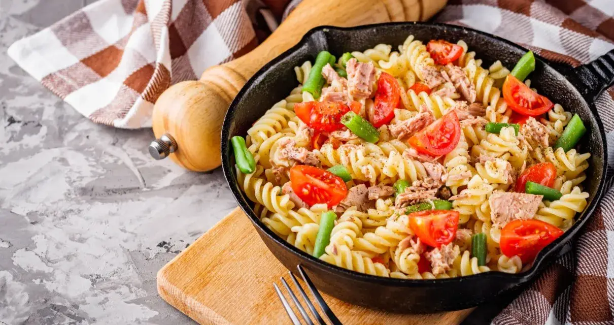 Pyszne fusilli z tuńczykiem, pomidorkami i fasolką szparagową. Idealne co na obiad, proste i szybkie danie.