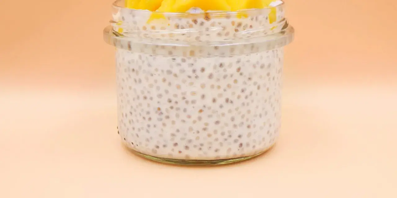 Pyszny deser z chia z kawałkami mango w słoiczku.