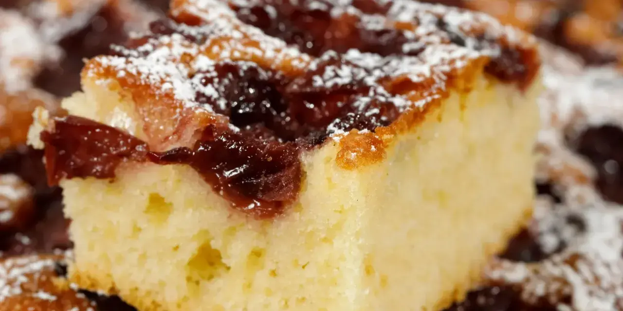 Puszyste ciasto z dżemem, posypane cukrem pudrem. Idealne na deser, smakuje jak u babci.