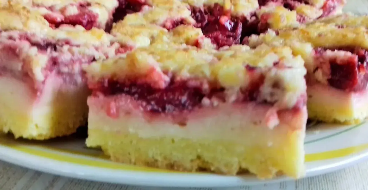 Pyszne ciasto z truskawkami i budyniem, posypane kruszonką. Idealne na letnie popołudnie.