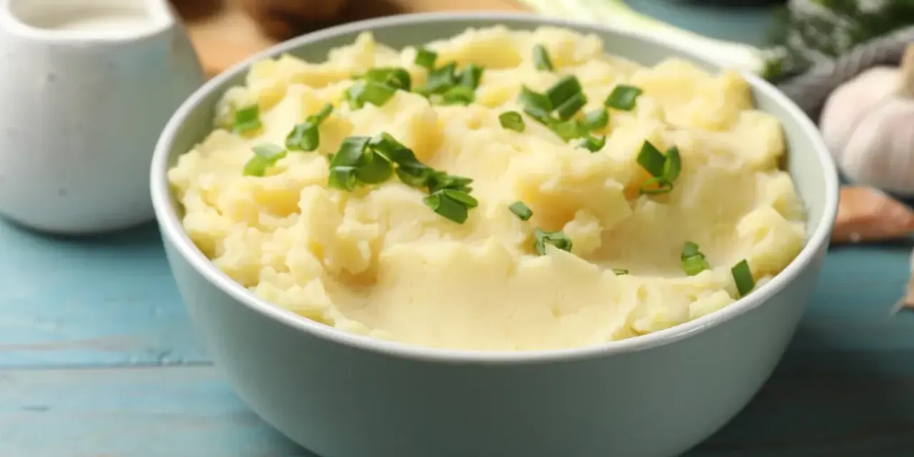 Puszyste puree ziemniaczane, idealne do podania. Dowiedz się, jak zrobić puree, które zachwyci smakiem!
