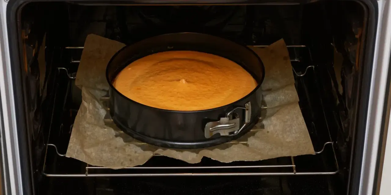 Sernik w tortownicy piecze się w piekarniku. Idealna temperatura to 170-180°C.