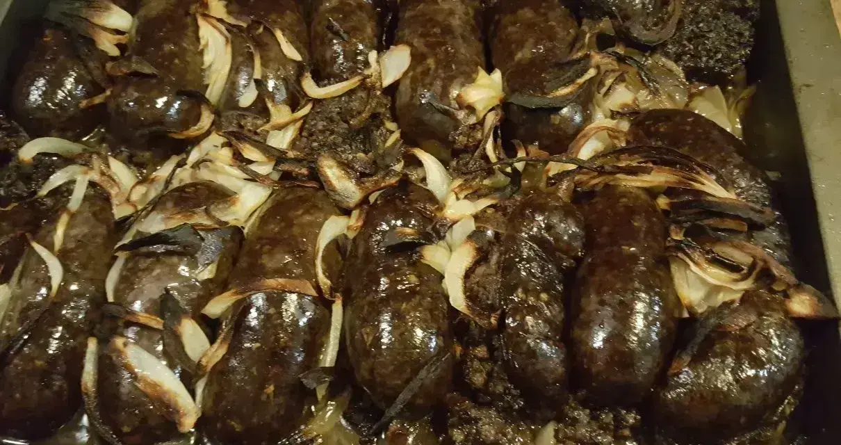 Pyszna kaszanka z piekarnika, rumiana i soczysta, zapieczona z cebulką.