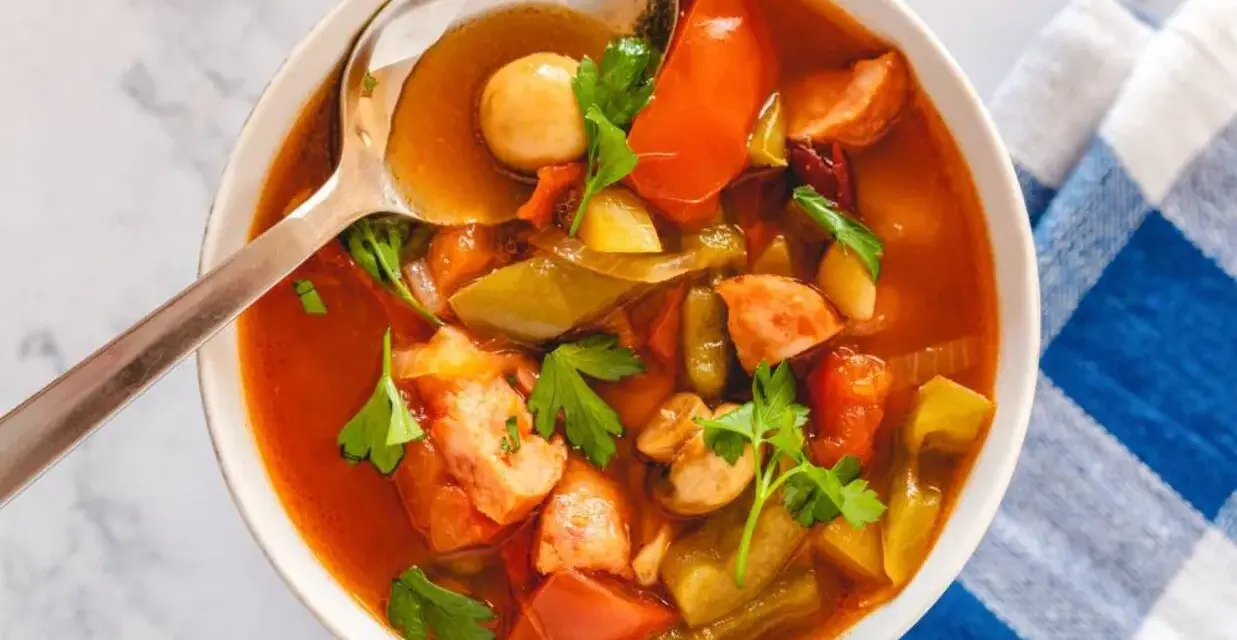 Aromaticzne leczo z pieczarkami, papryką i kiełbasą w misce, gotowe do podania.