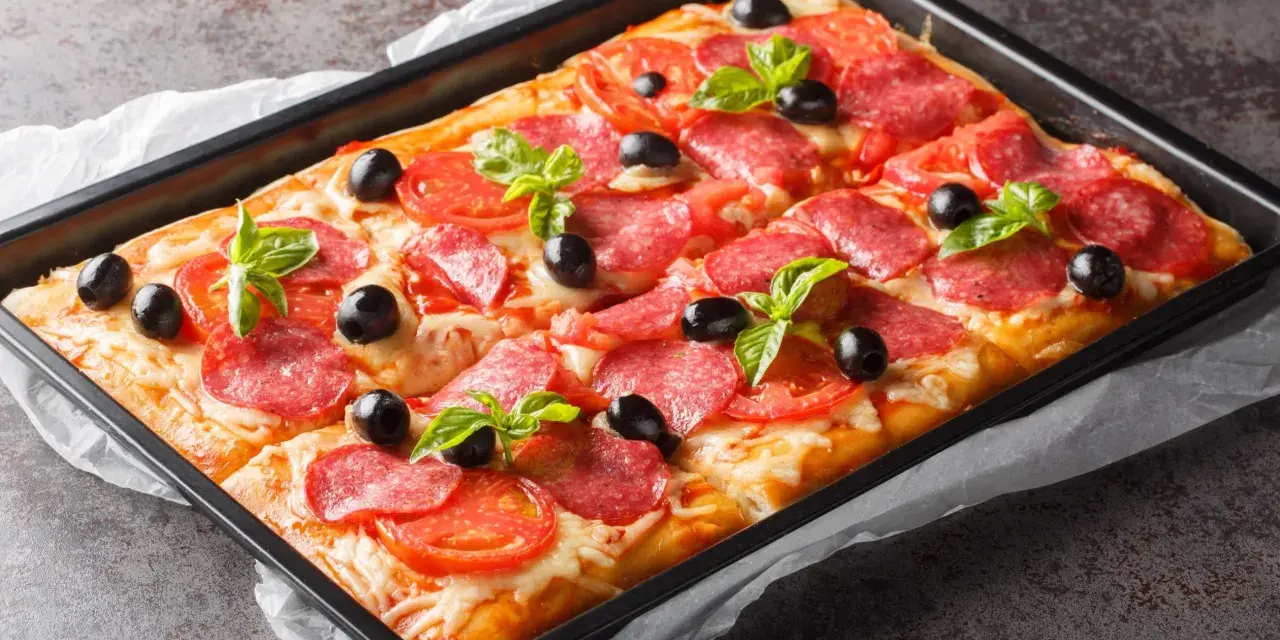 Chrupiąca pizza z ciasta francuskiego z salami, pomidorami, oliwkami i bazylią, prosto z blachy.