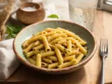 Penne z sosem pesto, idealne na szybki obiad. Dowiedz się, ile gotować makaron, by był al dente.