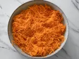 Miska tartej marchewki, idealnej jako dodatek do obiadu.