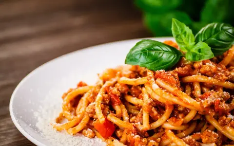 Pyszne spaghetti bolognese z mielonym mięsem, pomidorami i bazylią. Idealne pytanie: jakie mięso do spaghetti?