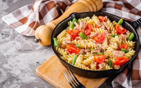 Pyszne fusilli z tuńczykiem, pomidorkami i fasolką szparagową. Idealne co na obiad, proste i szybkie danie.