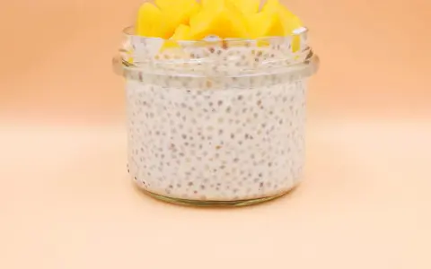 Pyszny deser z chia z kawałkami mango w słoiczku.
