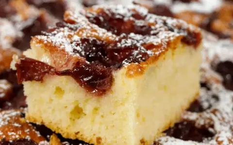 Puszyste ciasto z dżemem, posypane cukrem pudrem. Idealne na deser, smakuje jak u babci.