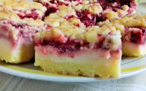 Pyszne ciasto z truskawkami i budyniem, posypane kruszonką. Idealne na letnie popołudnie.