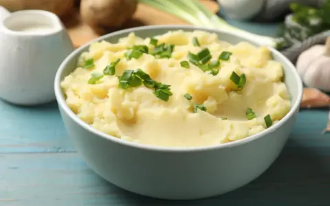 Puszyste puree ziemniaczane, idealne do podania. Dowiedz się, jak zrobić puree, które zachwyci smakiem!
