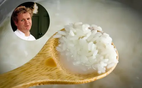 Gordon Ramsay oceniający idealnie ugotowane dania z ryżem na drewnianej łyżce.