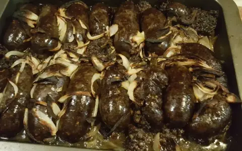Pyszna kaszanka z piekarnika, rumiana i soczysta, zapieczona z cebulką.