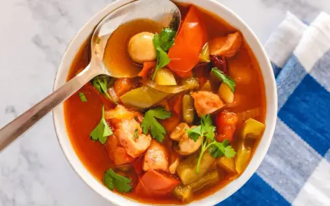 Aromaticzne leczo z pieczarkami, papryką i kiełbasą w misce, gotowe do podania.