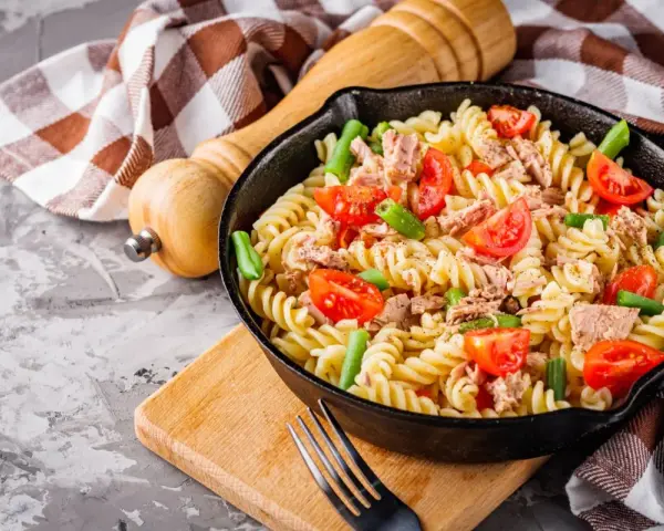Pyszne fusilli z tuńczykiem, pomidorkami i fasolką szparagową. Idealne co na obiad, proste i szybkie danie.