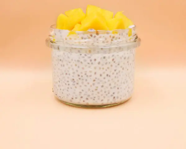 Pyszny deser z chia z kawałkami mango w słoiczku.