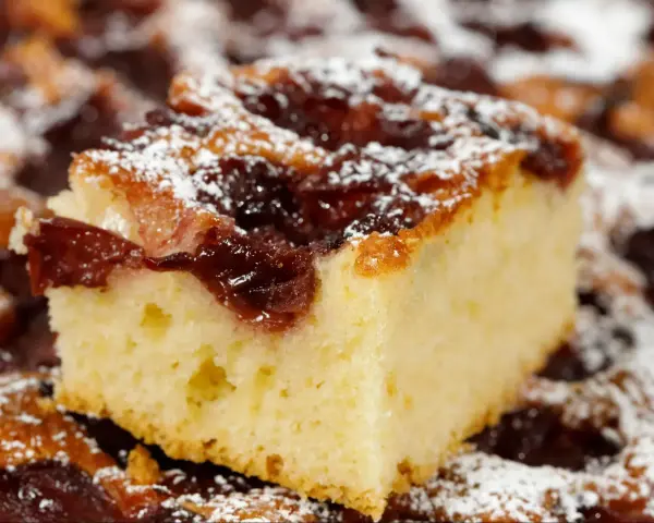 Puszyste ciasto z dżemem, posypane cukrem pudrem. Idealne na deser, smakuje jak u babci.