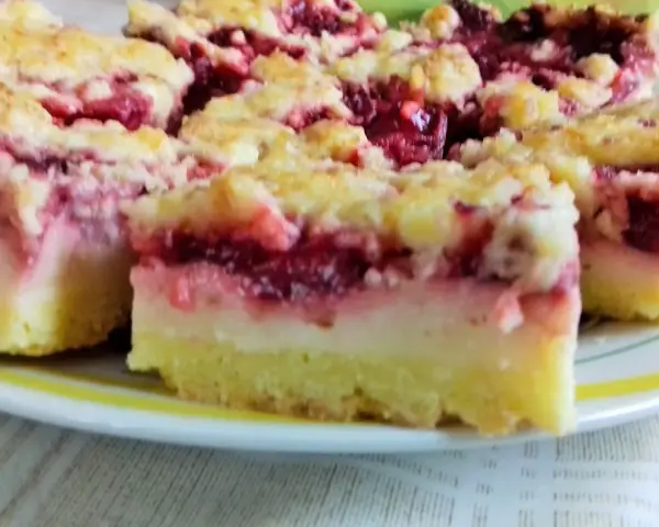 Pyszne ciasto z truskawkami i budyniem, posypane kruszonką. Idealne na letnie popołudnie.