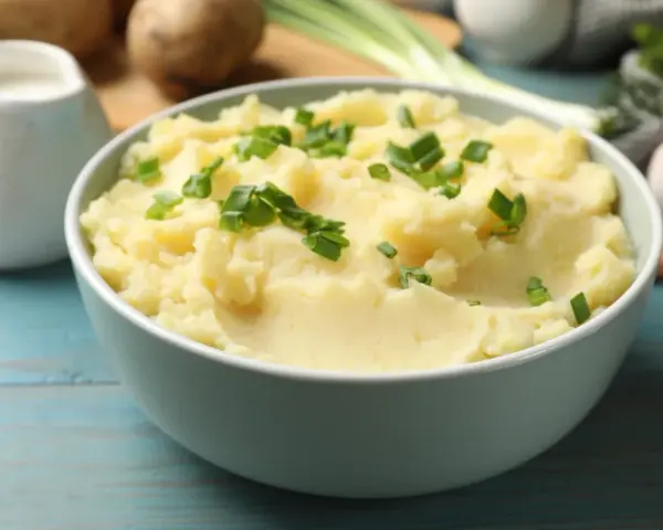 Puszyste puree ziemniaczane, idealne do podania. Dowiedz się, jak zrobić puree, które zachwyci smakiem!