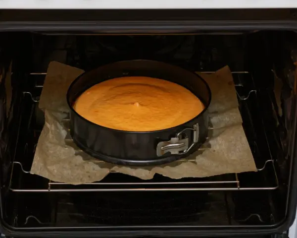 Sernik w tortownicy piecze się w piekarniku. Idealna temperatura to 170-180°C.