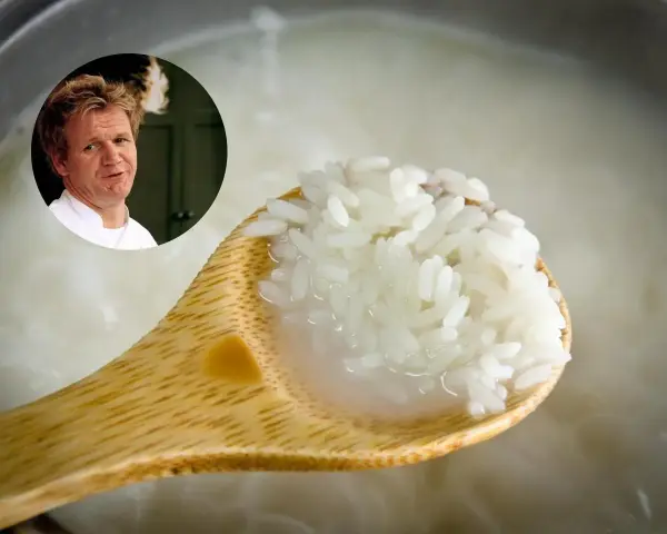 Gordon Ramsay oceniający idealnie ugotowane dania z ryżem na drewnianej łyżce.