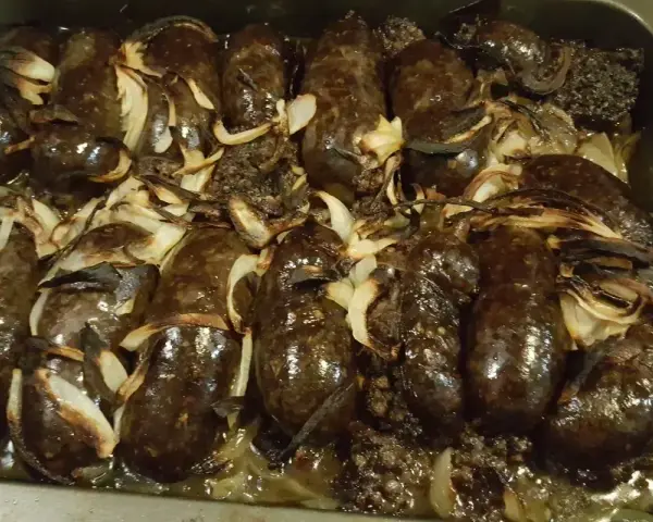 Pyszna kaszanka z piekarnika, rumiana i soczysta, zapieczona z cebulką.
