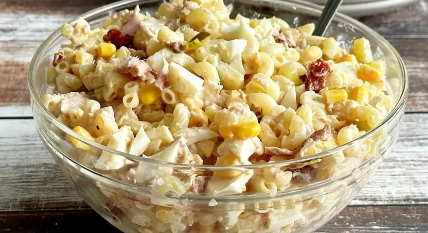 Pyszna sałatka z tuńczykiem i makaronem, jajkiem i kukurydzą w szklanej misce. Idealna na szybki lunch.