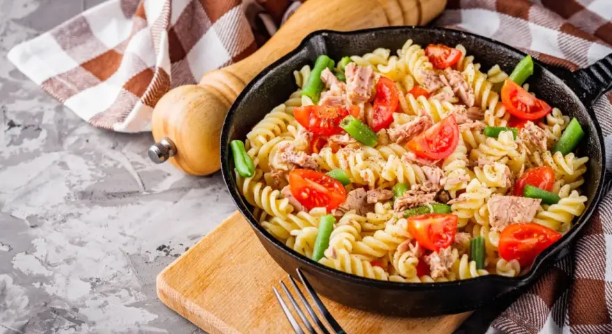 Pyszne fusilli z tuńczykiem, pomidorkami i fasolką szparagową. Idealne co na obiad, proste i szybkie danie.