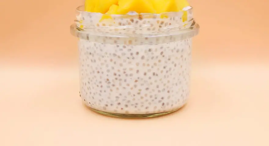 Pyszny deser z chia z kawałkami mango w słoiczku.