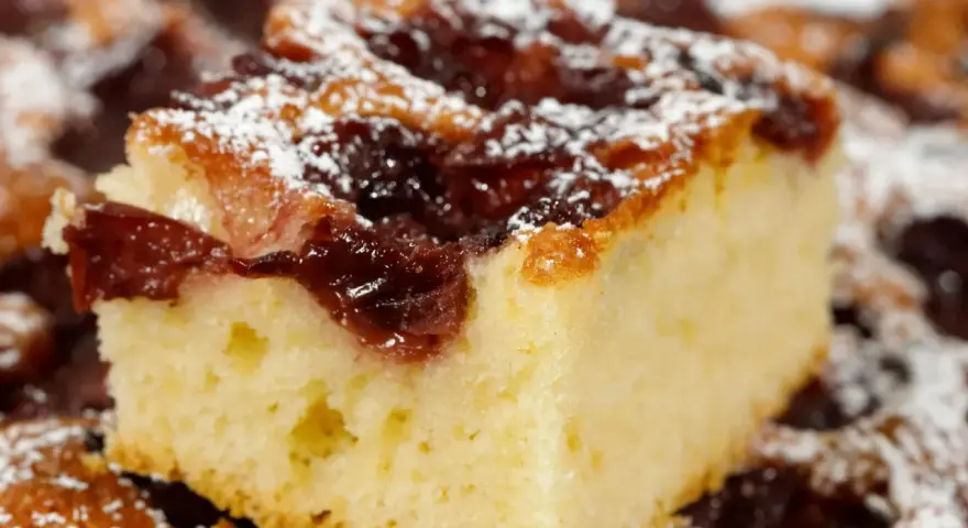 Puszyste ciasto z dżemem, posypane cukrem pudrem. Idealne na deser, smakuje jak u babci.