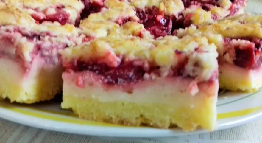 Pyszne ciasto z truskawkami i budyniem, posypane kruszonką. Idealne na letnie popołudnie.