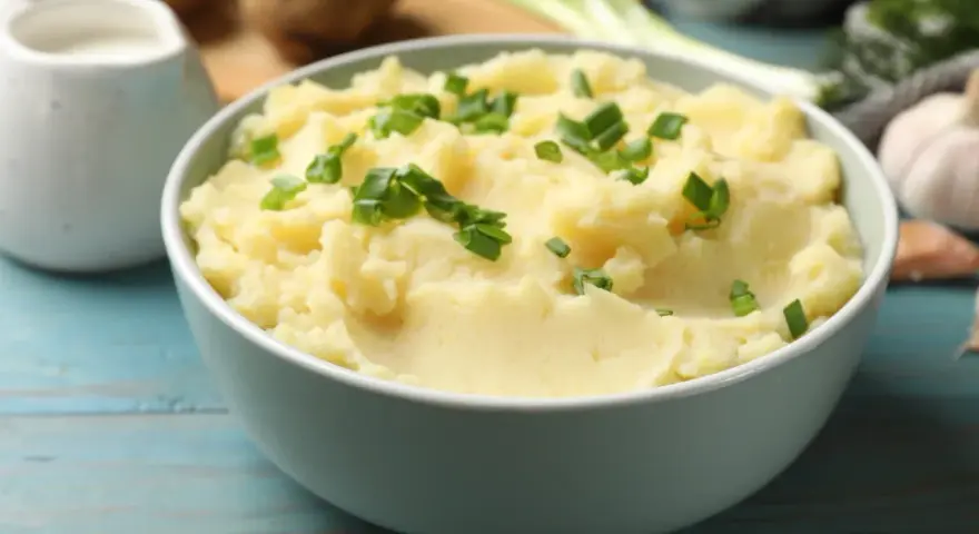 Puszyste puree ziemniaczane, idealne do podania. Dowiedz się, jak zrobić puree, które zachwyci smakiem!