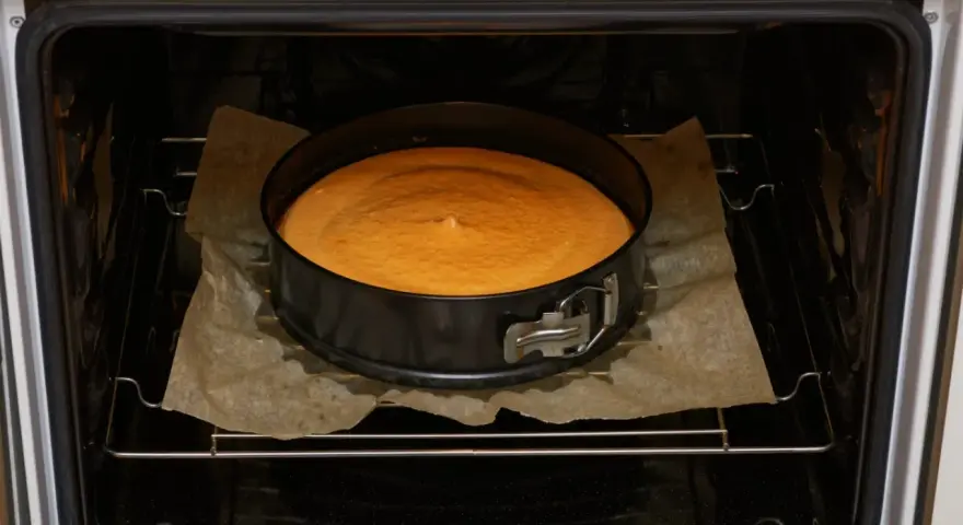 Sernik w tortownicy piecze się w piekarniku. Idealna temperatura to 170-180°C.